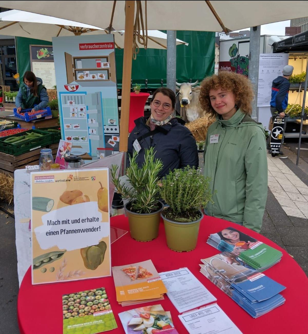 Die Mitarbeiterinnen vom Projekt Wertvoll NRW am Aktionsstand