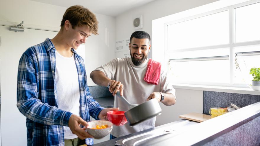 Zwei Männer kochen gemeinsam in einer Küche