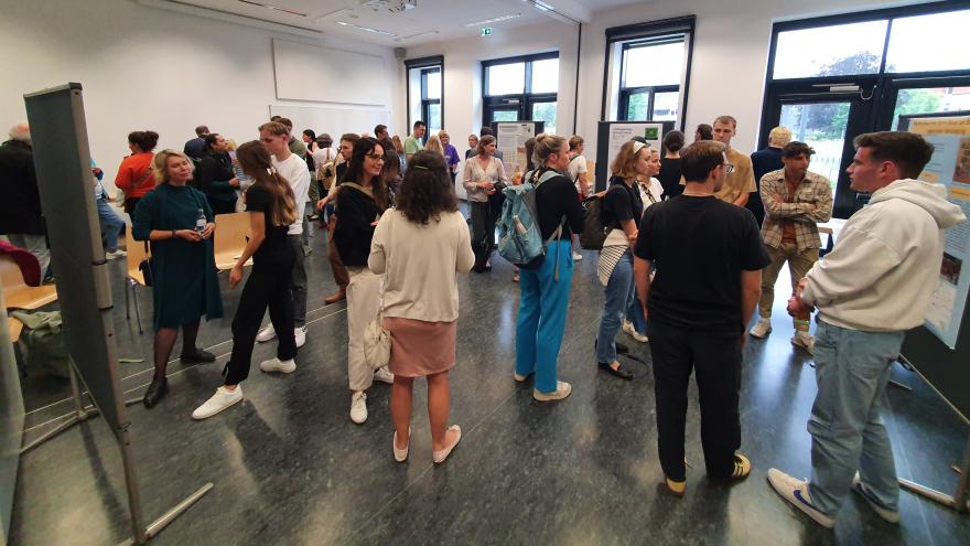 Foto: Gruppe von Menschen in einem Seminarraum